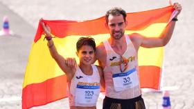 María Pérez y Álvaro Martín tras ganar el oro olímpico en Maratón de marcha de relevos mixto en los Juegos Olímpicos de París 2024.