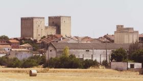 La futura Nave Cultural con el Alcázar de Medina de Pomar de fondo