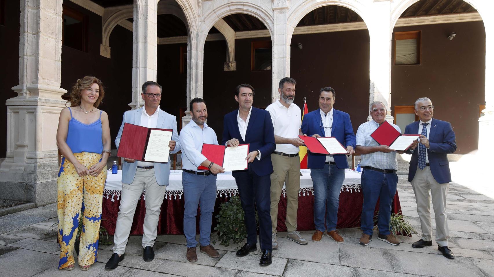 Momento de la firma del convenio entre Junta y los municipios burgaleses