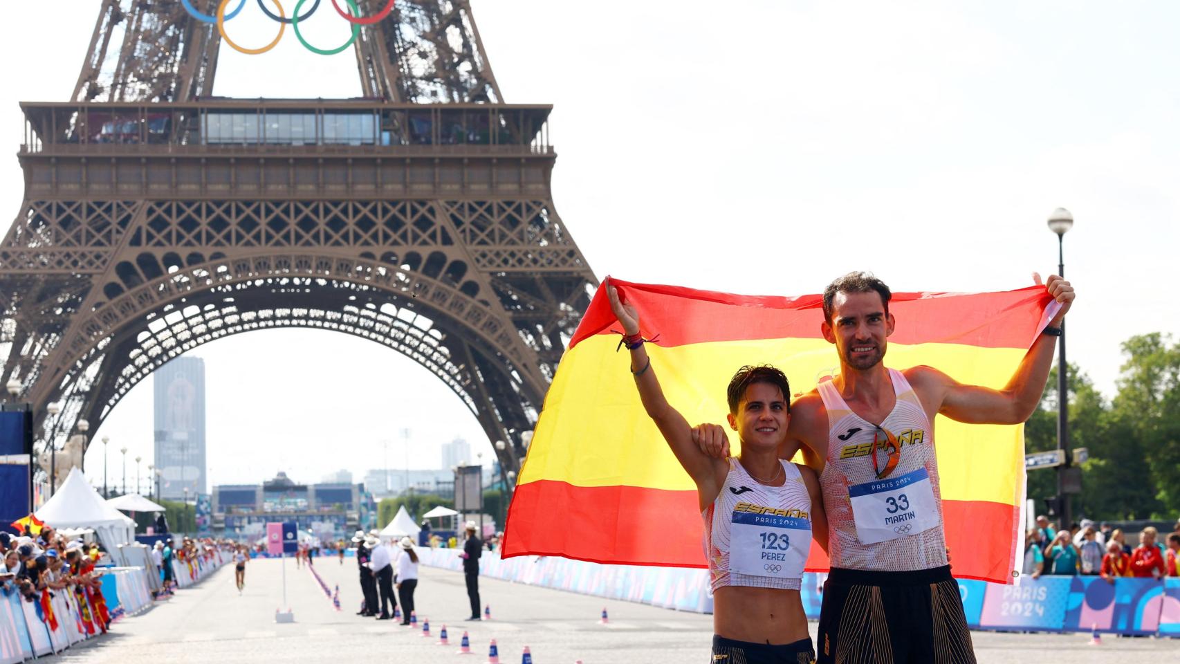 María Pérez y Álvaro Martín celebran el oro de relevos mixtos de marcha en París 2024