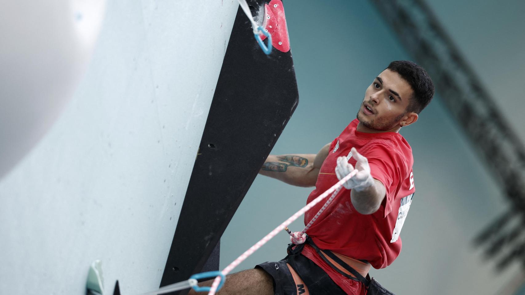 Alberto Ginés, durante la prueba de dificultada en escalada.