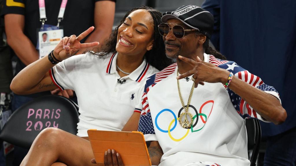 Snoop Dogg, junto a la jugadora de baloncesto Aja Wilson