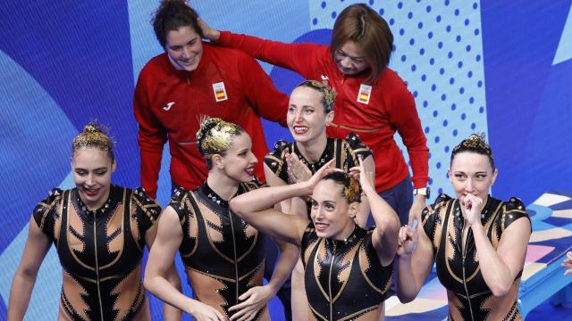 El equipo de natación artística celebra su actuación en la rutina acrobática de los Juegos Olímpicos.