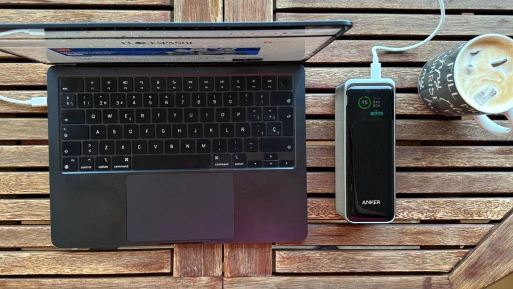 Power Bank Anker Prime 27,650 mAh cargando un MacBook Air