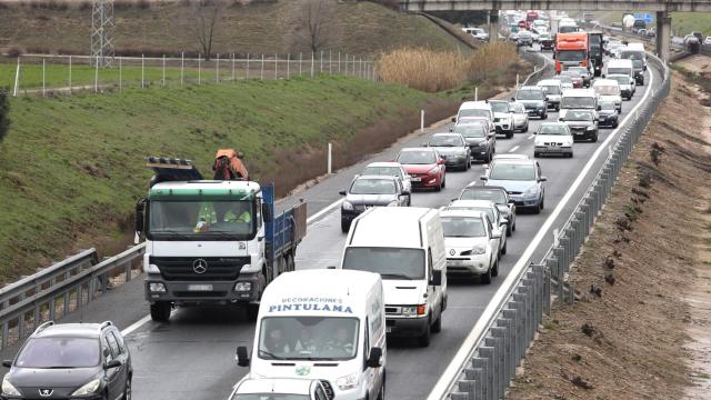 Una retención en la autovía A-42.