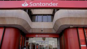 Una mujer utiliza un cajero en una sucursal de Santander.