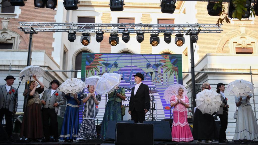 Exhibición de chotis en las fiestas de San Cayetano 2024, en la Plaza General Vara de Rey, este martes.