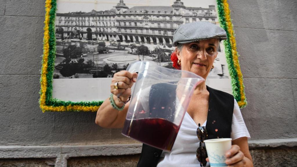 Una mujer en las fiestas de San Cayetano 2024, en la Plaza General Vara de Rey, este martes.