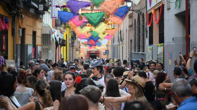 Decenas de personas durante las fiestas de San Cayetano 2024, en la calle del Oso este martes.