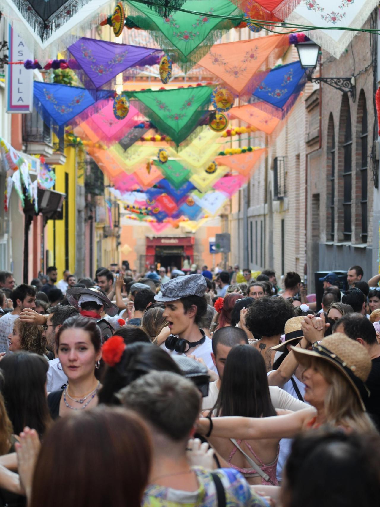 Decenas de personas durante las fiestas de San Cayetano 2024, en la calle del Oso este martes.