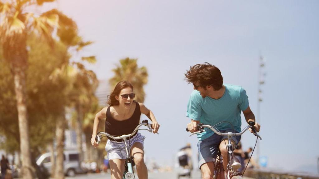 Pareja montando en bicicleta.