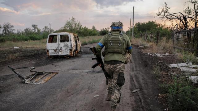 Un militar de las Fuerzas Armadas de Ucrania corre por la calle en una línea del frente, en medio del ataque de Rusia a Ucrania, cerca de la ciudad de Chasiv Yar en la región de Donetsk.