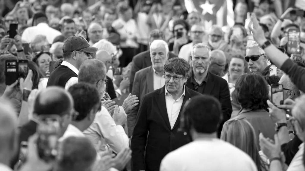 Carles Puigdemont, entre sus acólitos en un acto independentista.