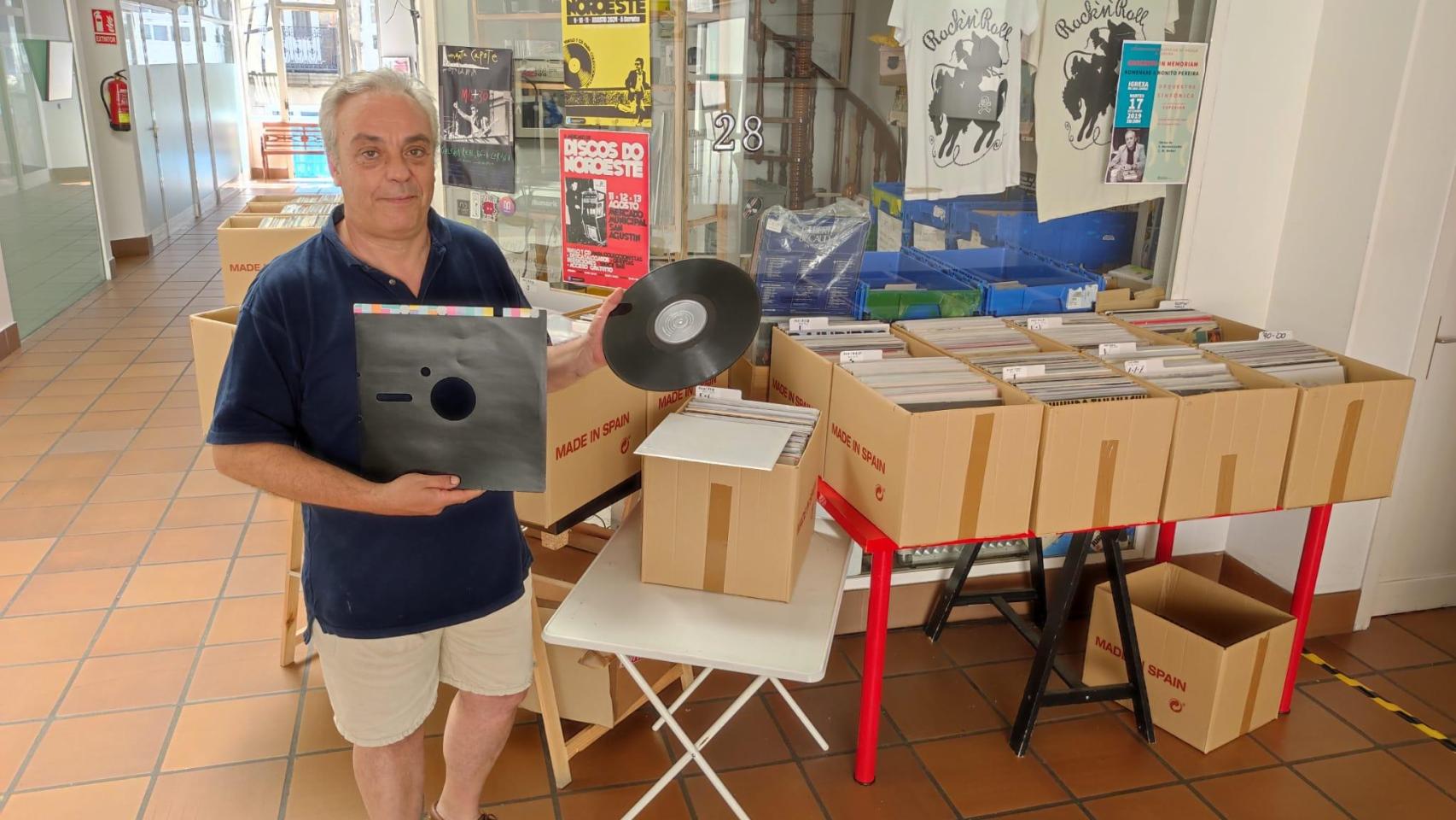 Nonito Pereira Rey con parte de sus discos en las galerías donde se celebrará el Mercado de Discos do Noroeste.