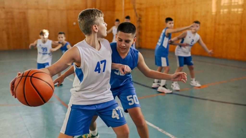 Niños practicando baloncesto