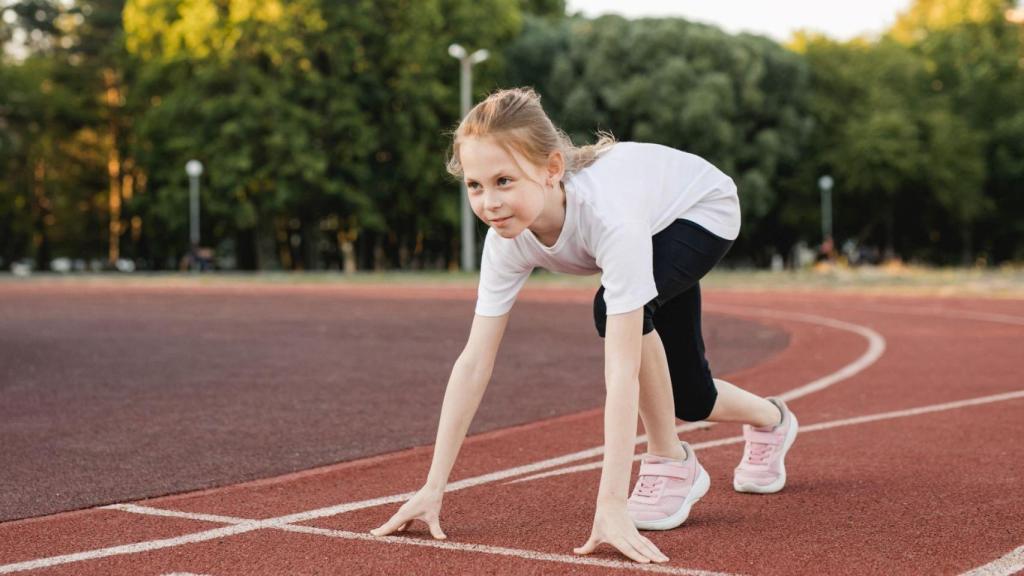 Niña practicando atletismo