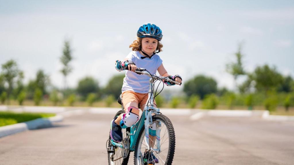 Niño practicando ciclismo