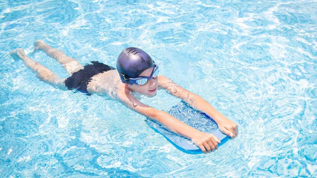 Niño practicando natación