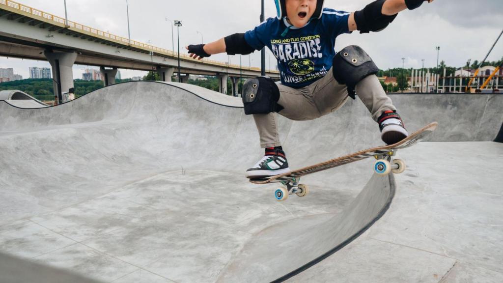 Niña practicando skateboarding