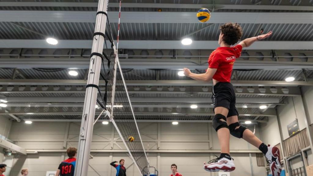 Niños practicando voleibol