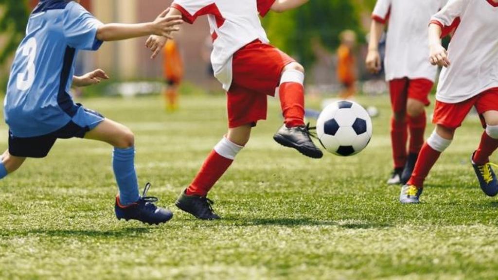 Niños practicando fútbol