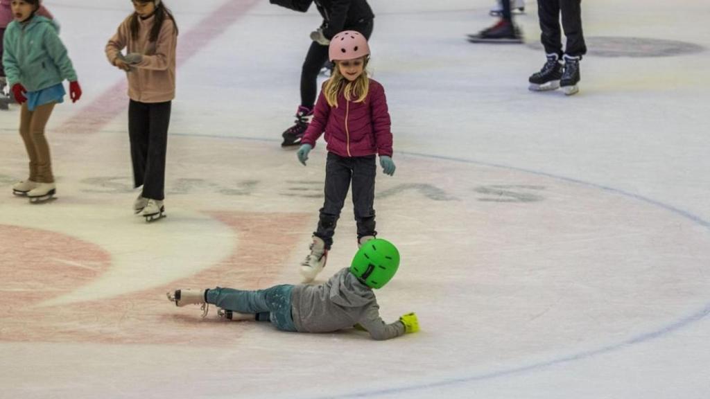 Niños practicando patinaje