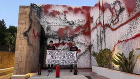 Activistas medioambientales de Futuro Vegetal en la fachada de la mansión de Leo Messi.