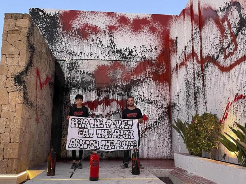 Activistas medioambientales de Futuro Vegetal en la fachada de la mansión de Leo Messi.