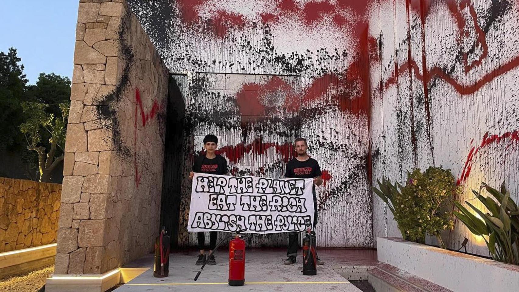 Activistas medioambientales de Futuro Vegetal en la fachada de la mansión de Leo Messi.