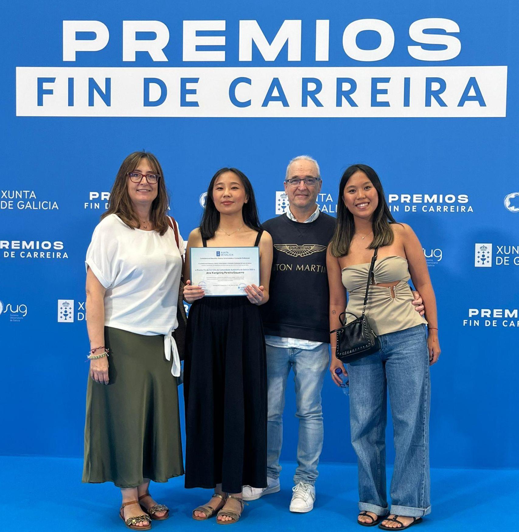 Ana Xiangning al lado de familia recibiendo su diploma en Premios Fin de Carrera.