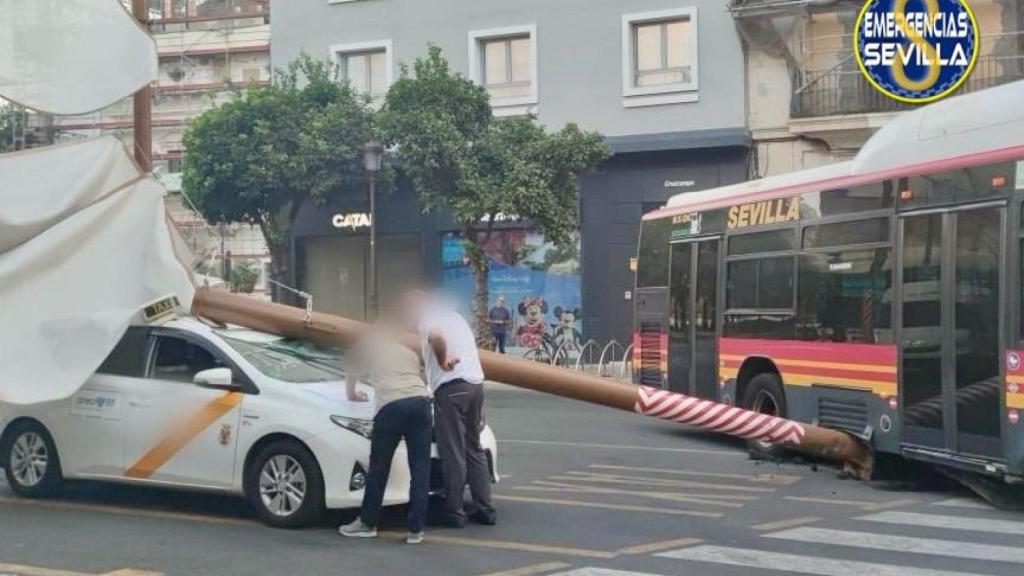 Así quedó el taxi después de que el poste cayera sobre él.