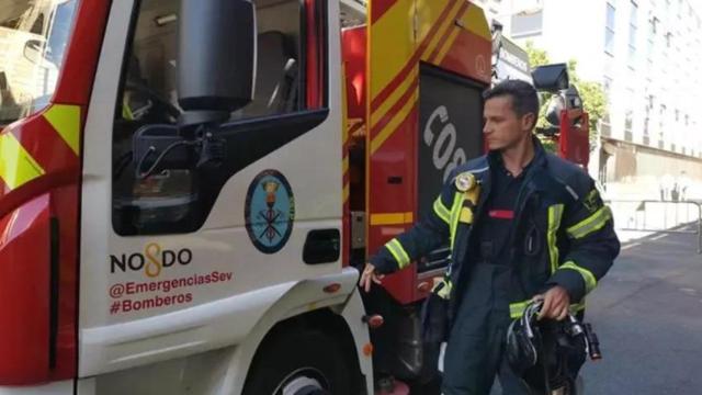 Un bombero del Servicio de Prevención y Extinción de Incendios del Ayuntamiento de Sevilla.