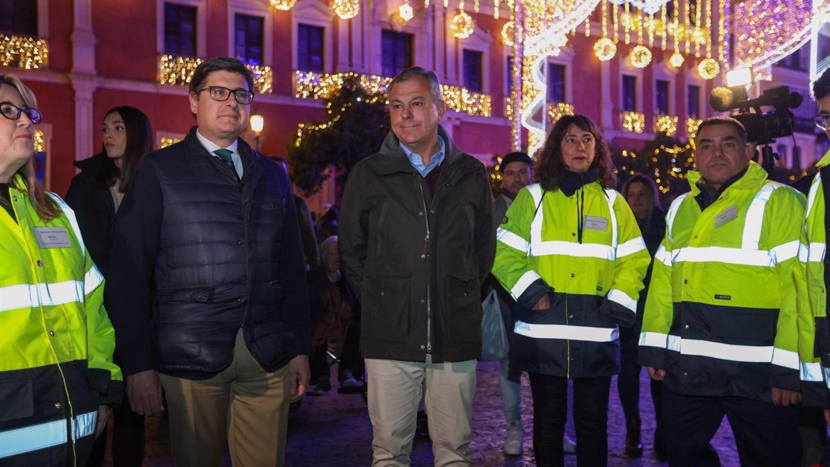 El alcalde de Sevilla, José Luis Sanz, junto al equipo de serenos de la ciudad.