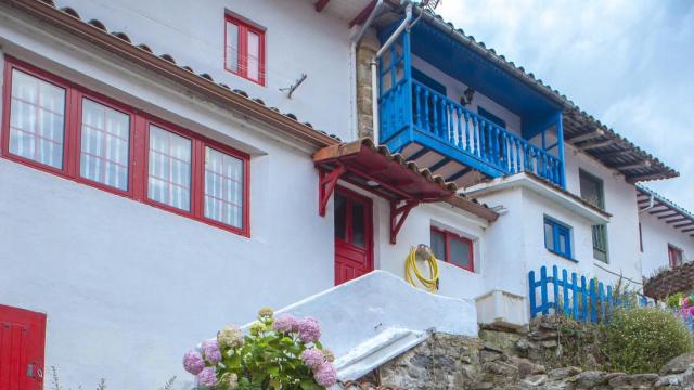 Casas cercanas a la costa en un pueblo de Asturias.