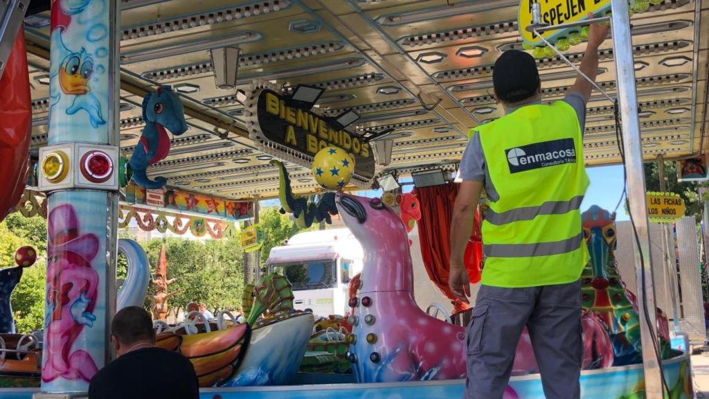 Trabajos de revisión de las atracciones en Pontevedra.