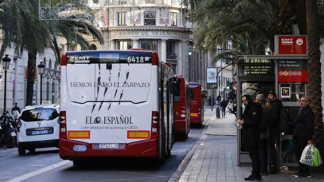 Campaña publicitaria del liderazgo de EL ESPAÑOL en autobuses de la EMT de Valencia.