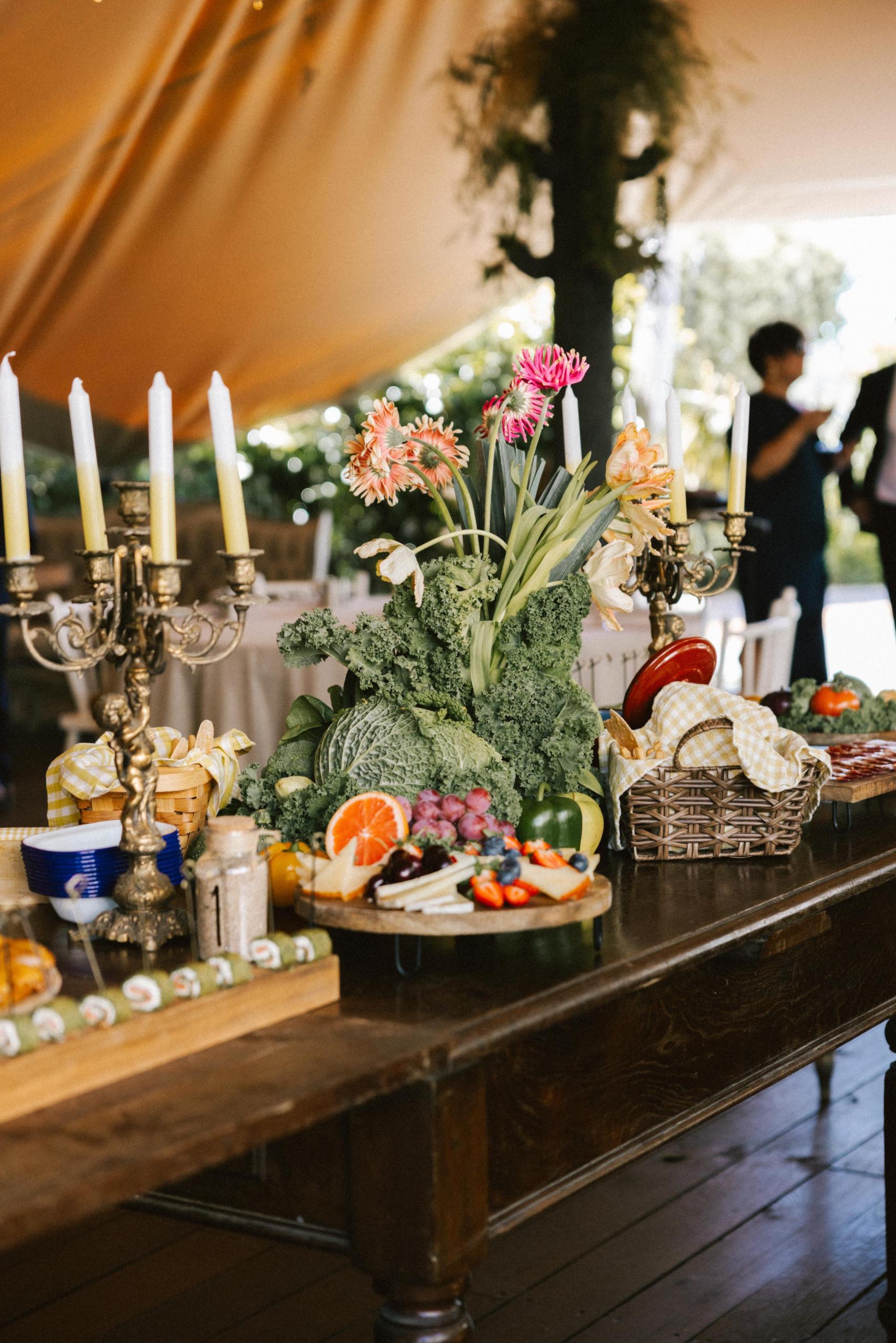 Detalles de la decoración con verduras de la boda