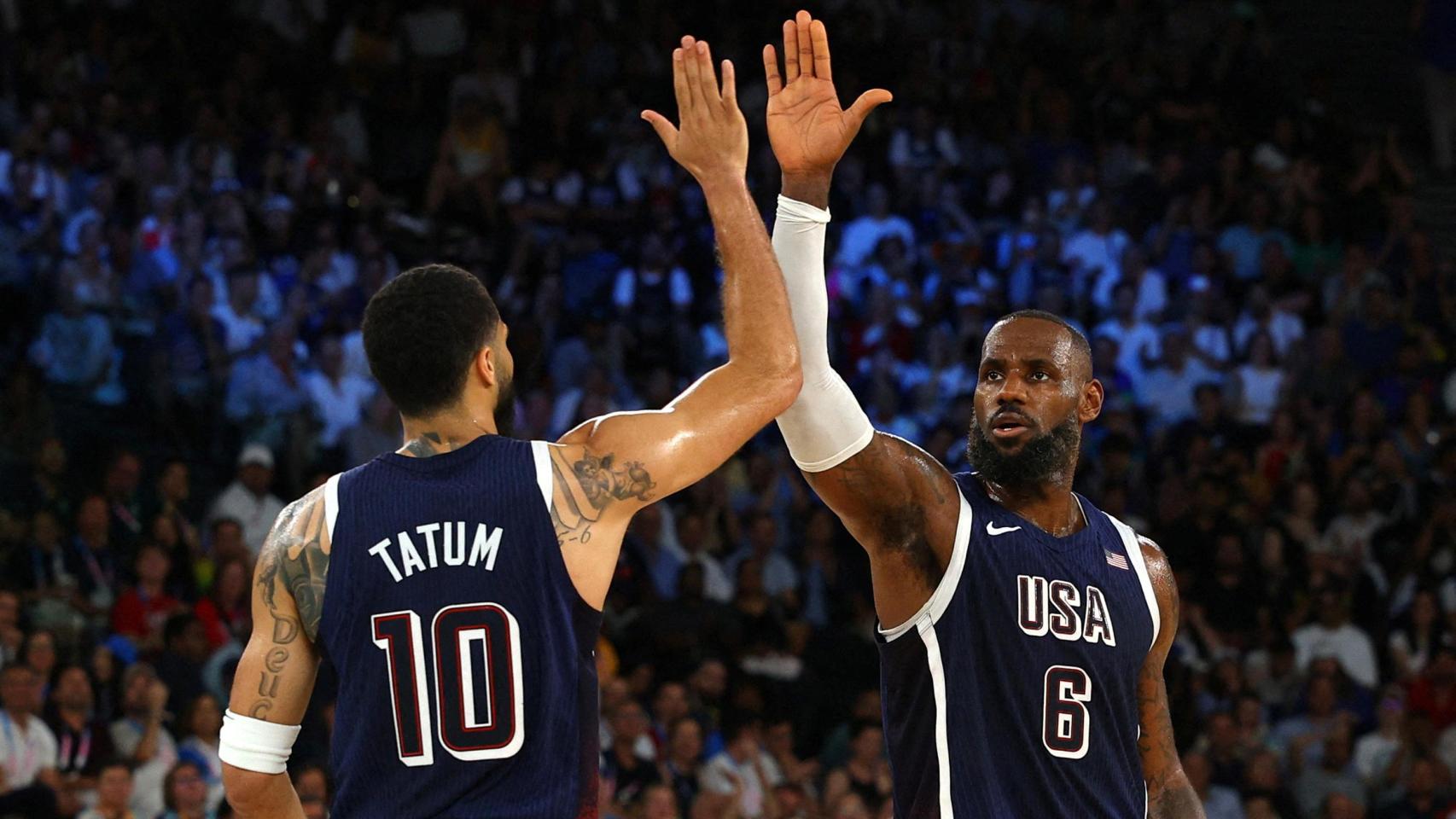 LeBron James y Jayson Tatum, en un partido de Estados Unidos de baloncesto en París 2024.