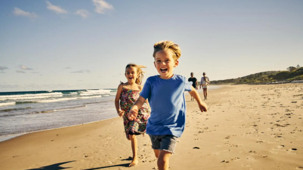 Niños jugando en la playa