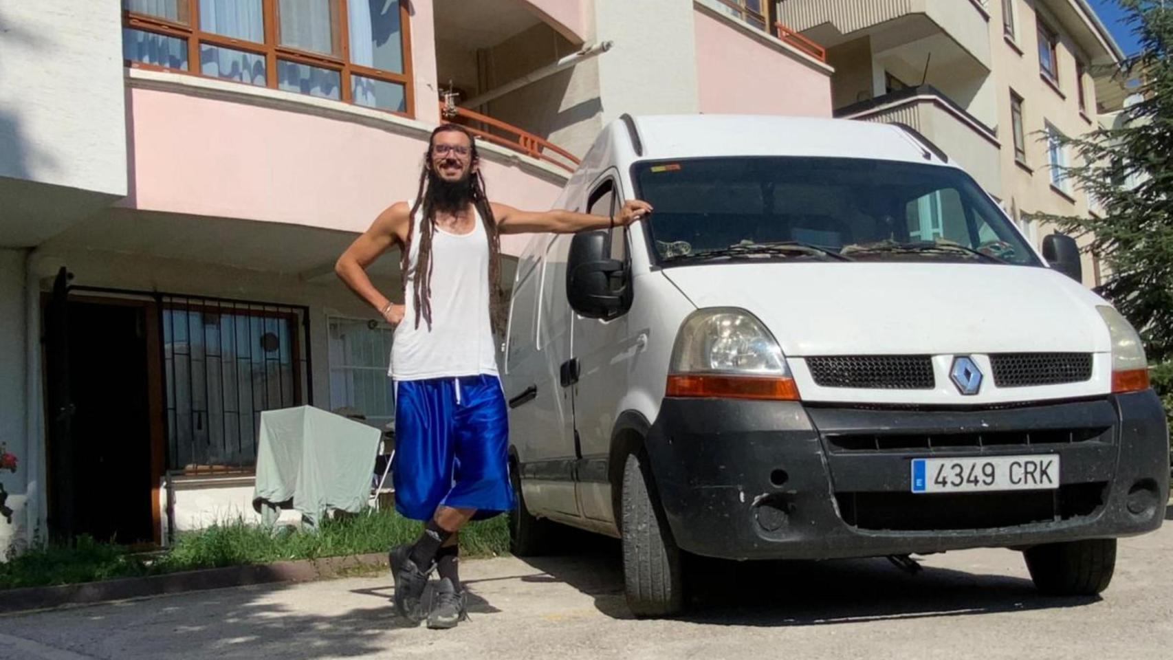 Francisco Ribeira durante su viaje en furgoneta entre Galicia y Japón.