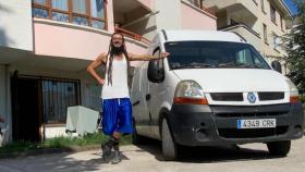 Francisco Ribeira durante su viaje en furgoneta entre Galicia y Japón.