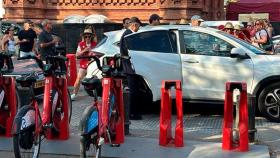 Puigdemont ha logrado huir tras el acto en el Arco del Triunfo de Barcelona en este coche