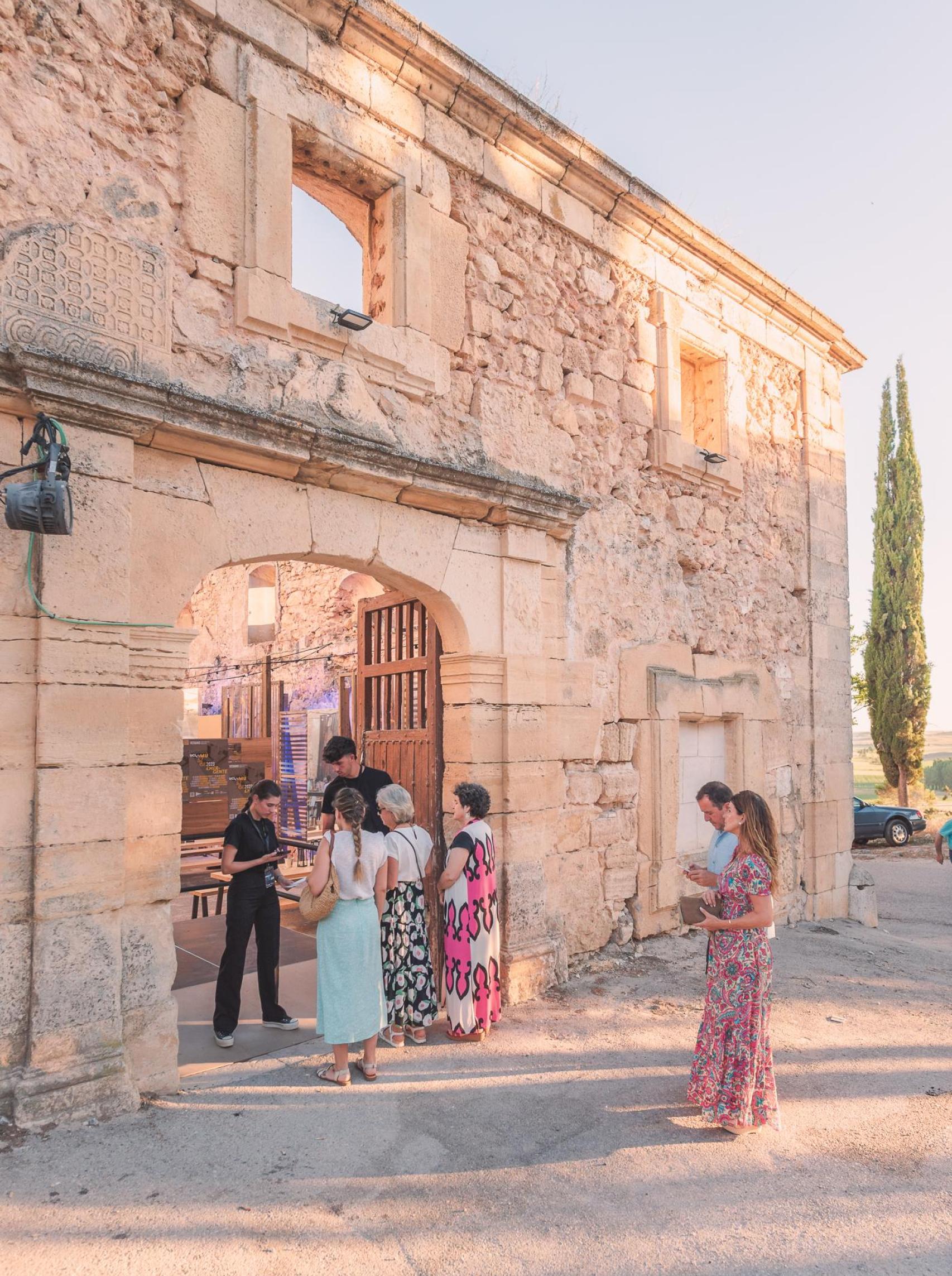 La puerta de las caballerizas.