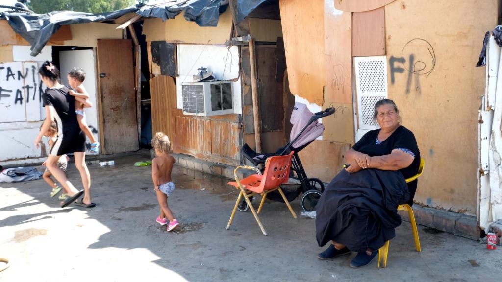 Una vecina del poblado chabolista del Vacie en Sevilla.