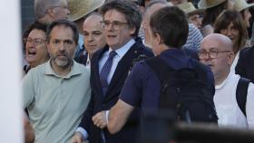 Carles Puigdemont (c) llega a las inmediaciones del Palau de la Generalitat junto a su abogado Gonzalo Boye y Jordi Turull./