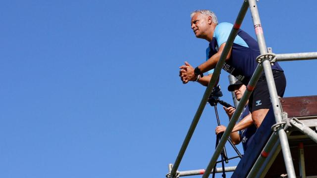 Sergio Pellicer, entrenador del Málaga, observa el entrenamiento.