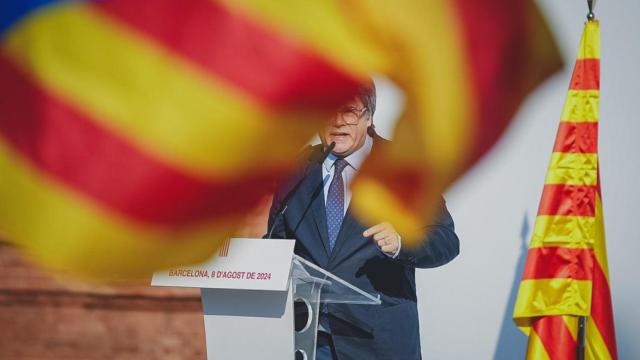 Carles Puigdemont ofrece un mitin en Barcelona pese a la orden de detención sobre él.