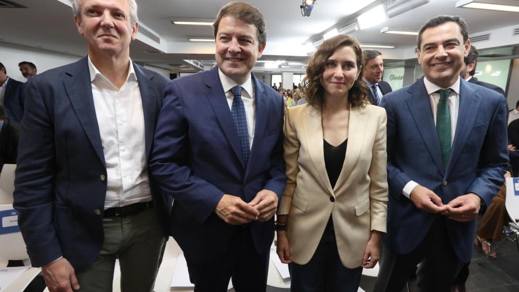 El presidente del PPCyL, Alfonso Fernández Mañueco, junto a los presidentes de Galicia, Alfonso Rueda, Madrid, Isabel Díaz Ayuso y el de Andalucía, Juan Manuel Moreno, en la reunión de la Junta Directiva Nacional del PP, en una foto de archivo