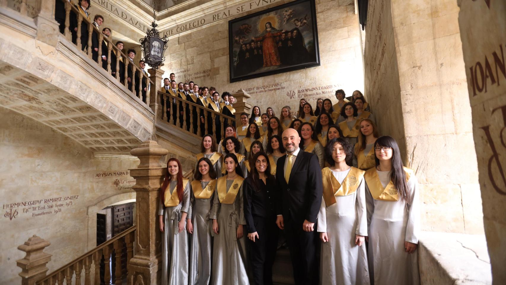 El Coro posa en las escaleras de la UPSA