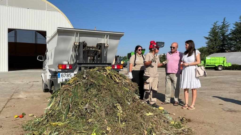 La concejala de Familia e Igualdad de Oportunidades, Myriam Rodríguez, visita uno de los lugares donde han contratado a personas con discapacidad